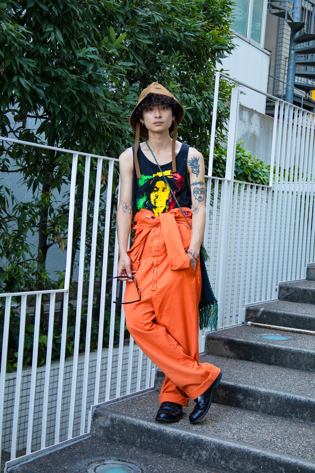 ニットバッグを着用したストリートスナップ