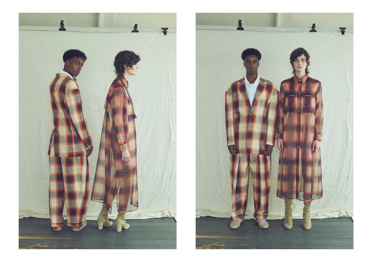オレンジチェックのロングシアーシャツを着た女性モデルとチェックのセットアップを着た男性モデル