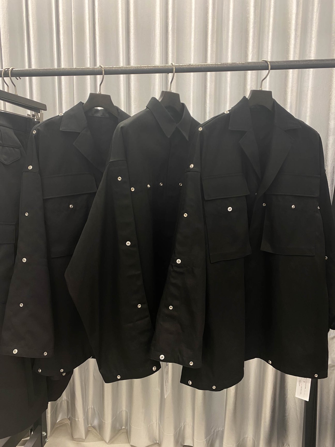「BLACK」ラインのスナップボタンが特徴的なアイテム