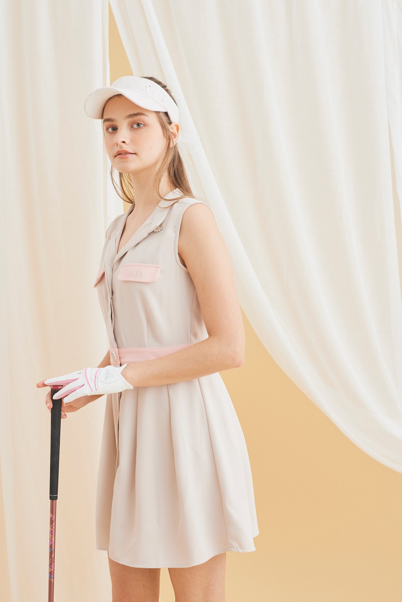 女性モデルを起用したルック