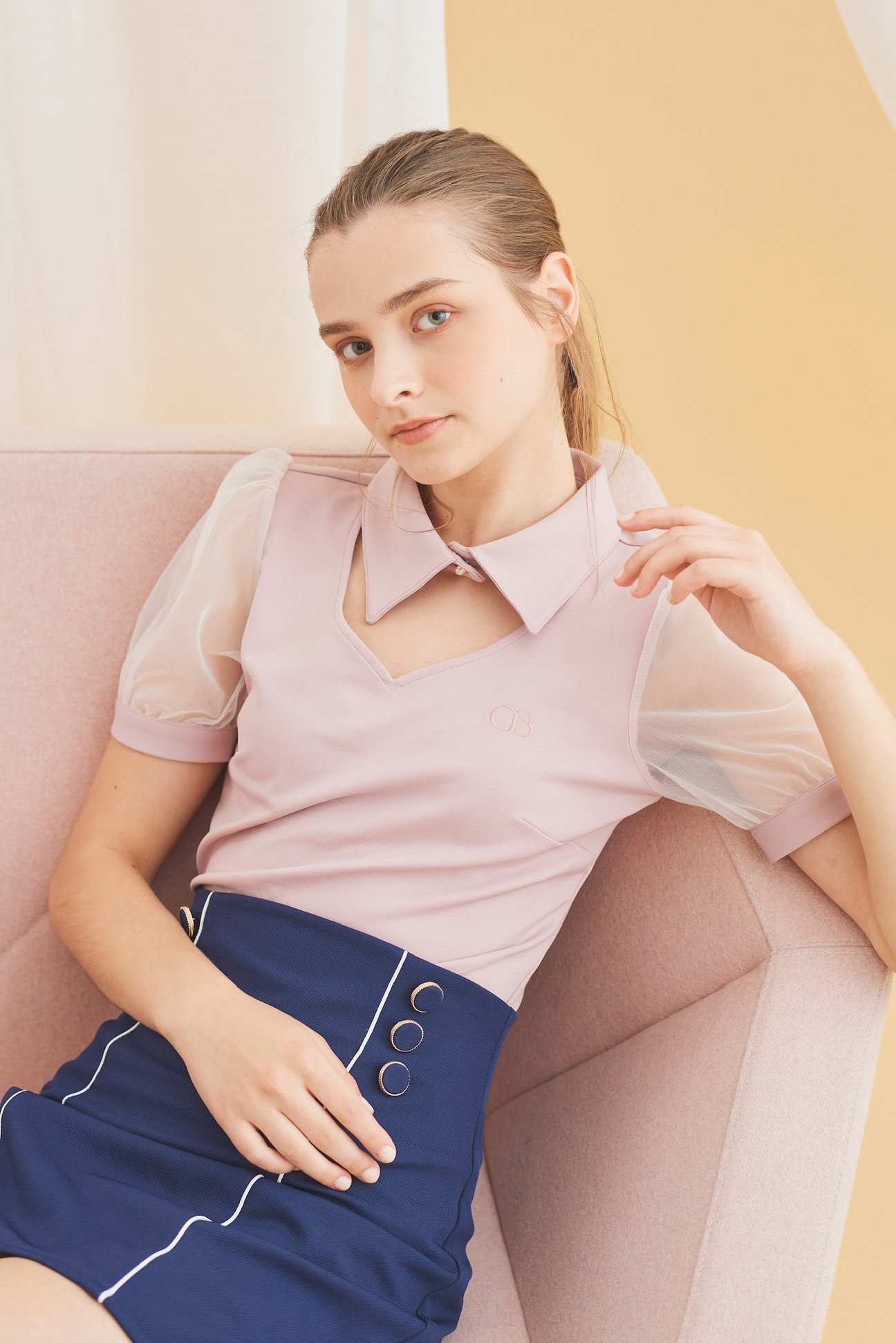 女性モデルを起用したルック