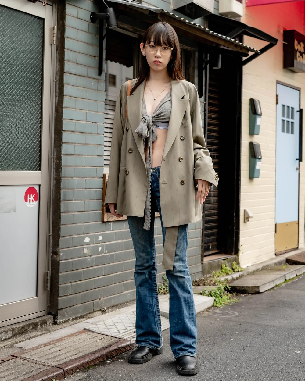 カーキのダブルジャケットを着た女性モデル