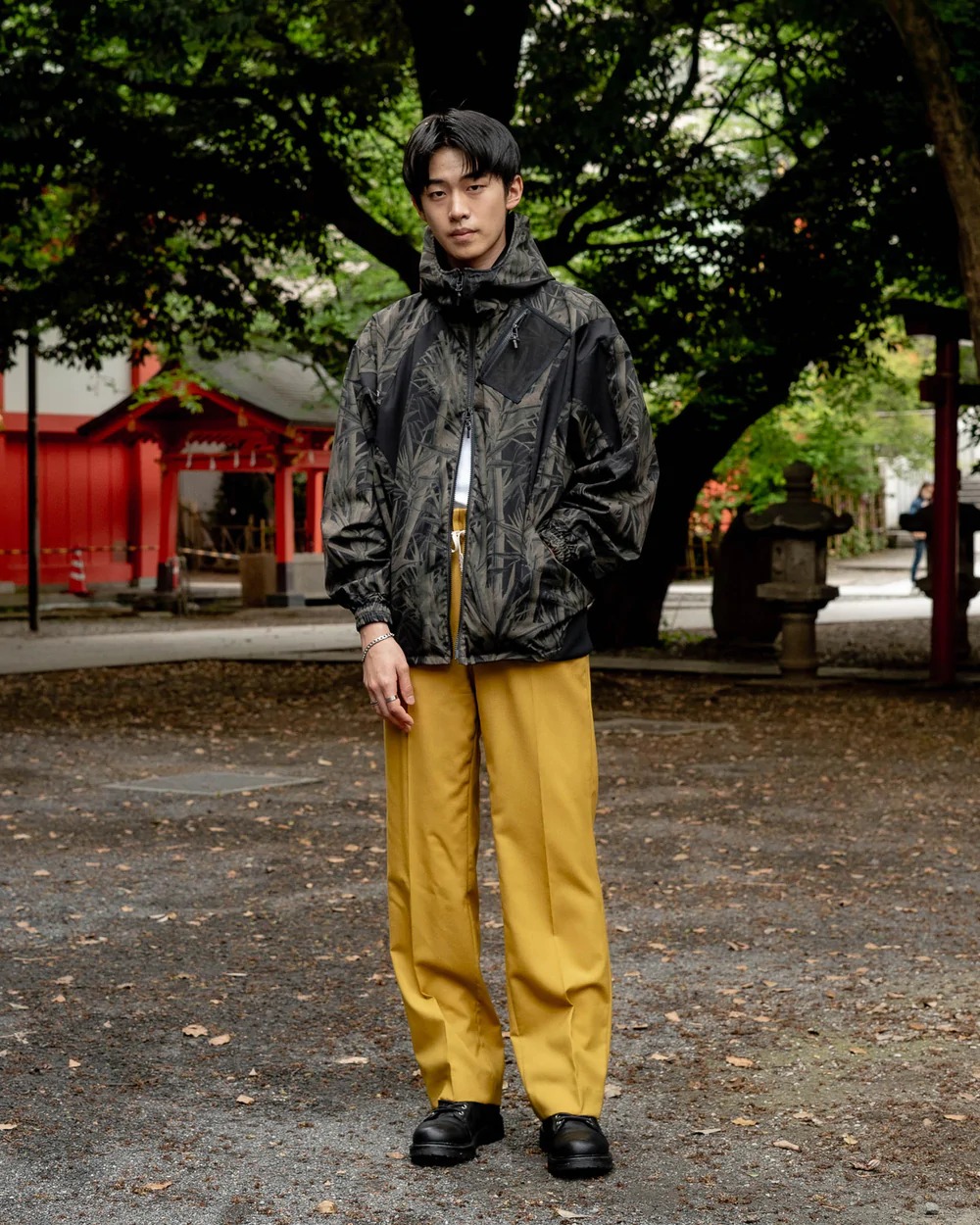 カーキのバンブーメッシュブルゾンを着た男性モデル