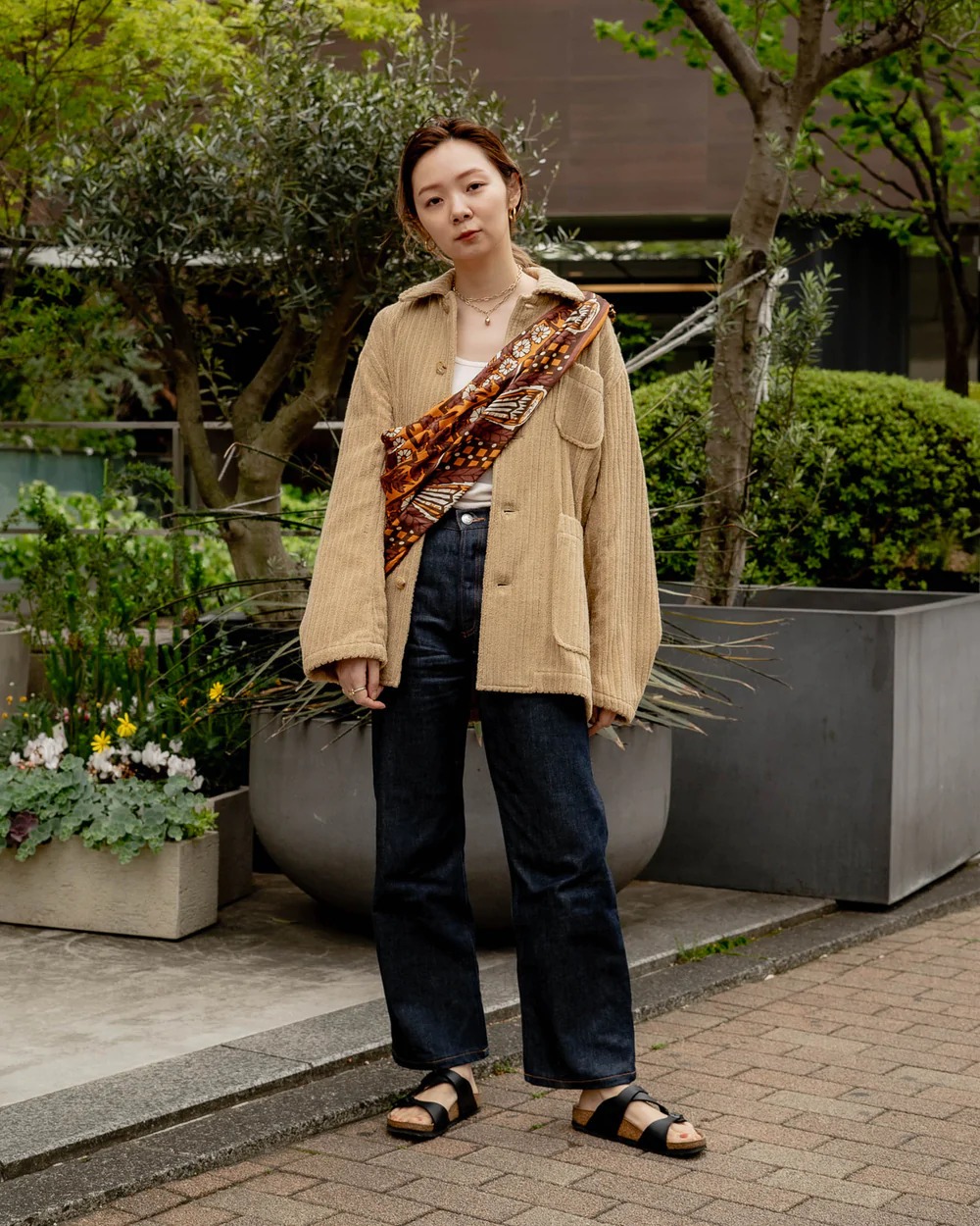 ベージュのパイル地ジャケットを着た女性モデル