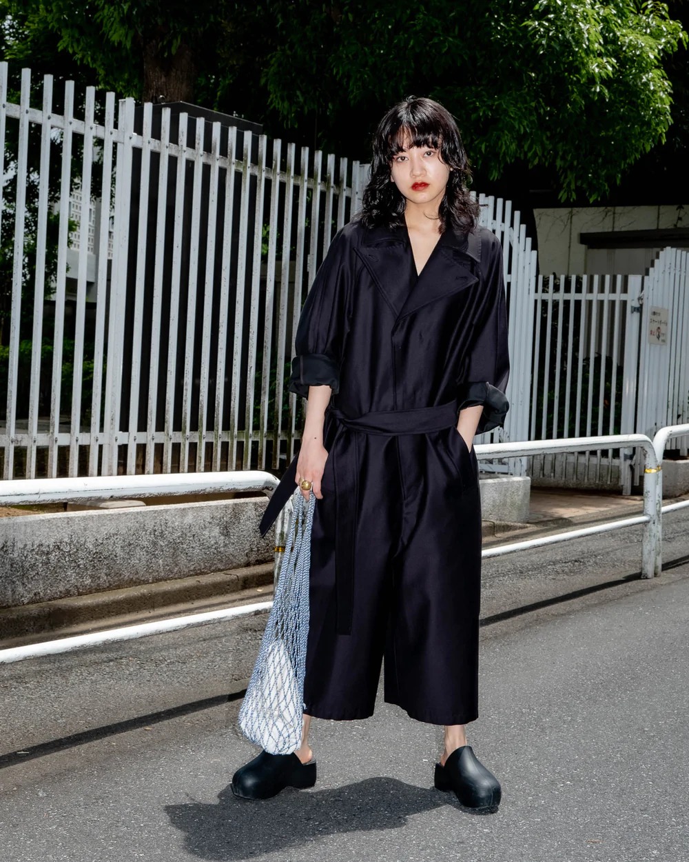 ブラックのジャンプスーツを着た女性モデル