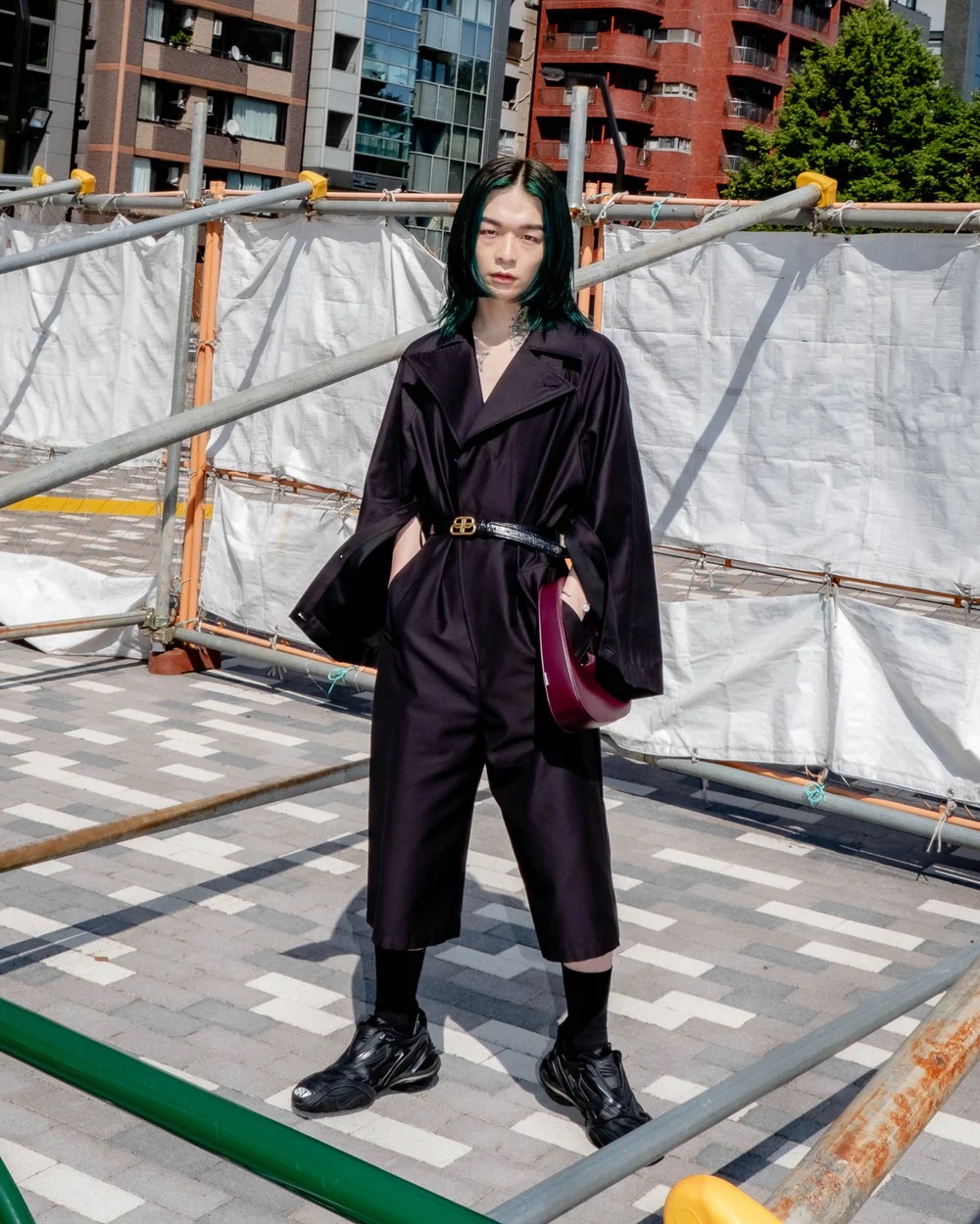ブラックのジャンプスーツを着た男性モデル