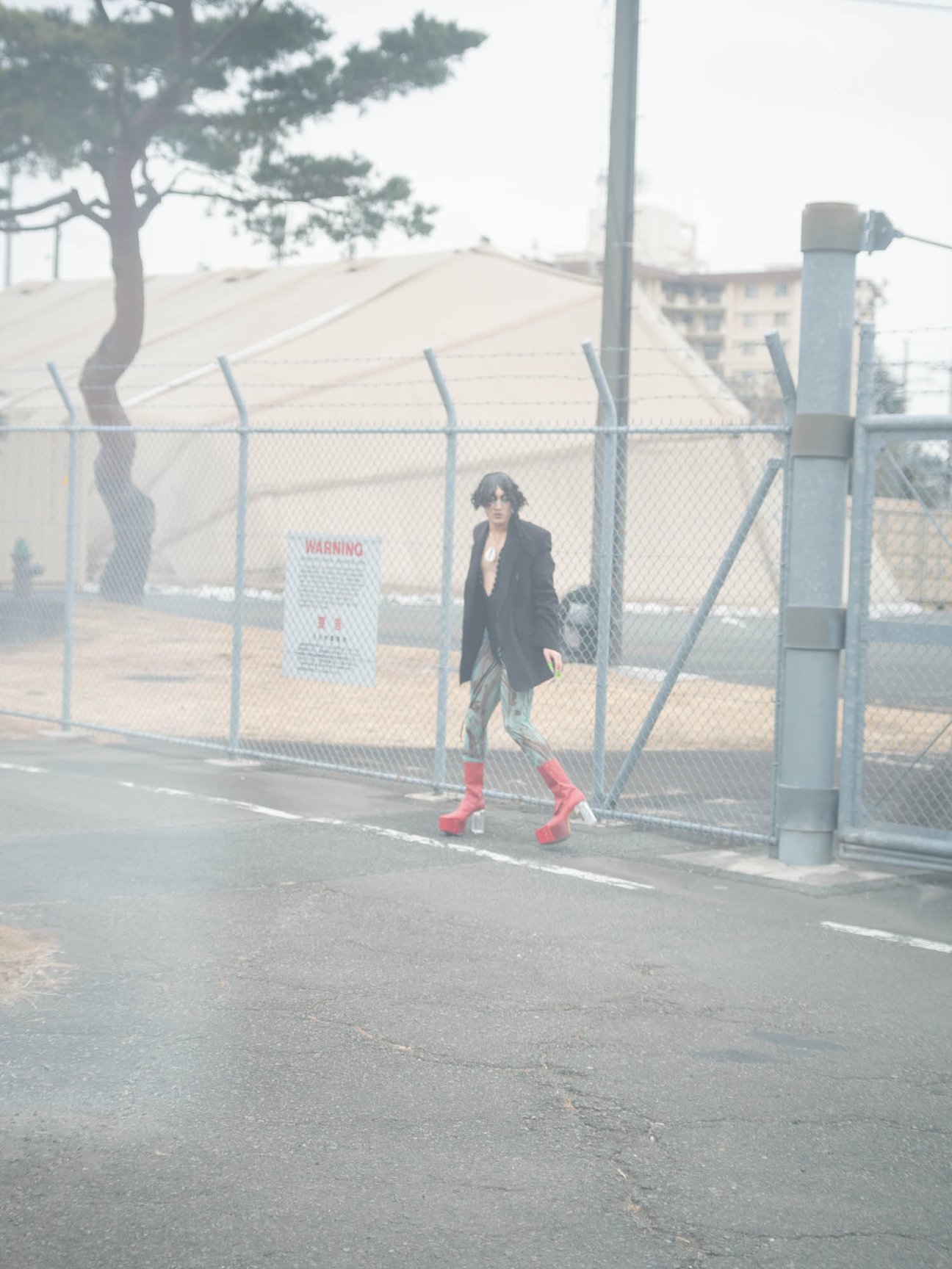 赤いブーツを履いたモデル