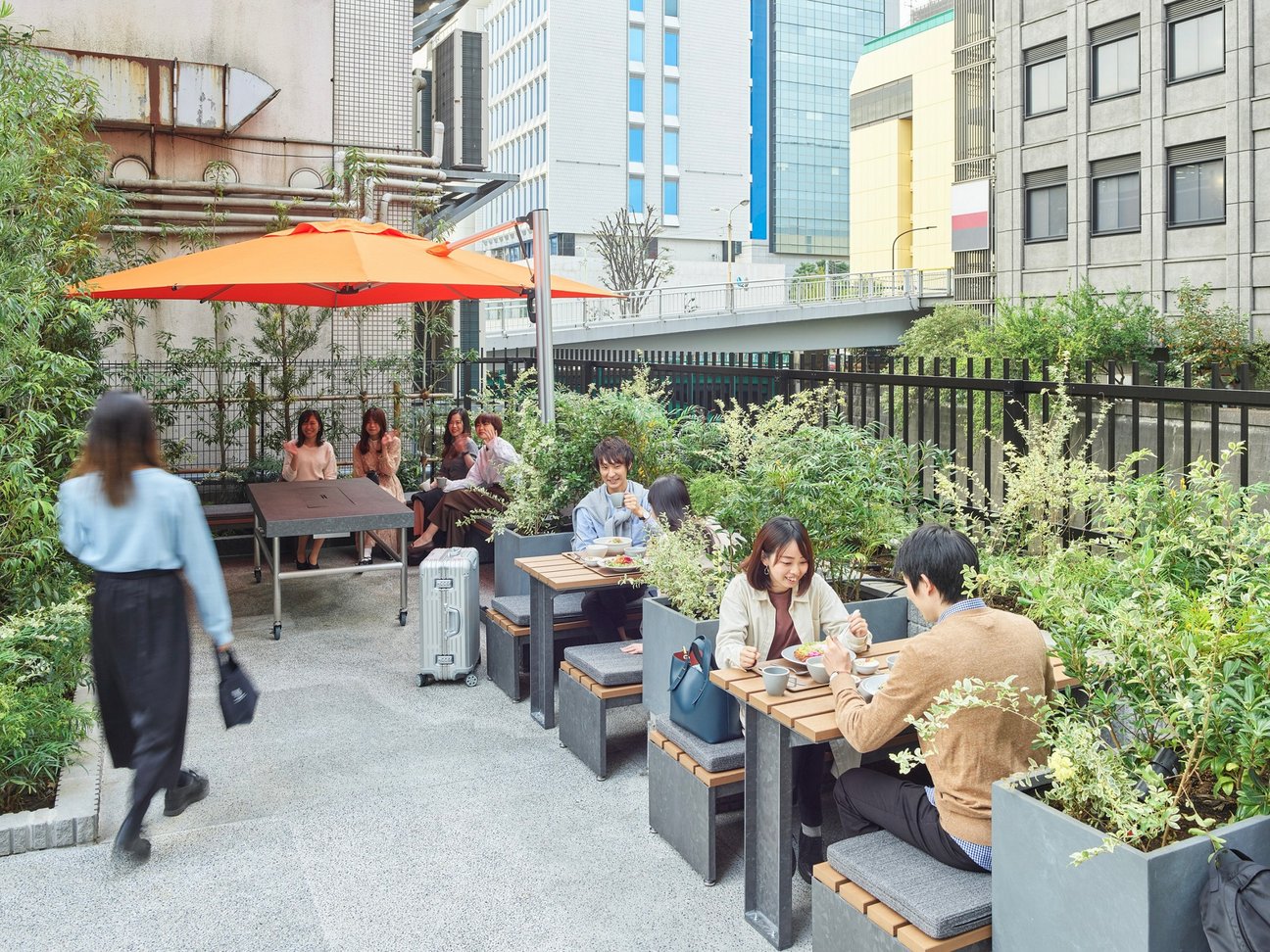 水道橋のホテル「シークエンス」に併設するカフェ「カンパイテラス」の内観