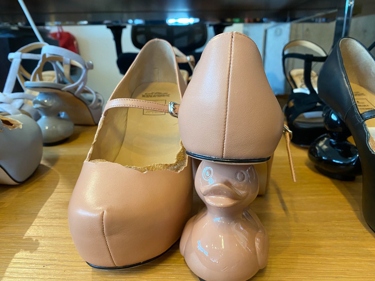 ヒール部分に「お風呂のアヒル」を配した新作シューズ