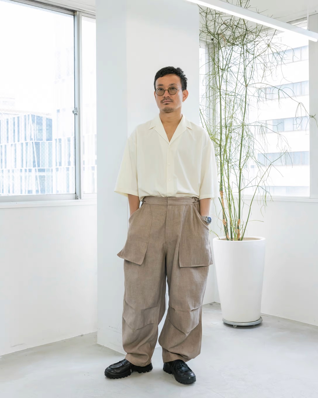 ベージュのワークパンツを着用した男性