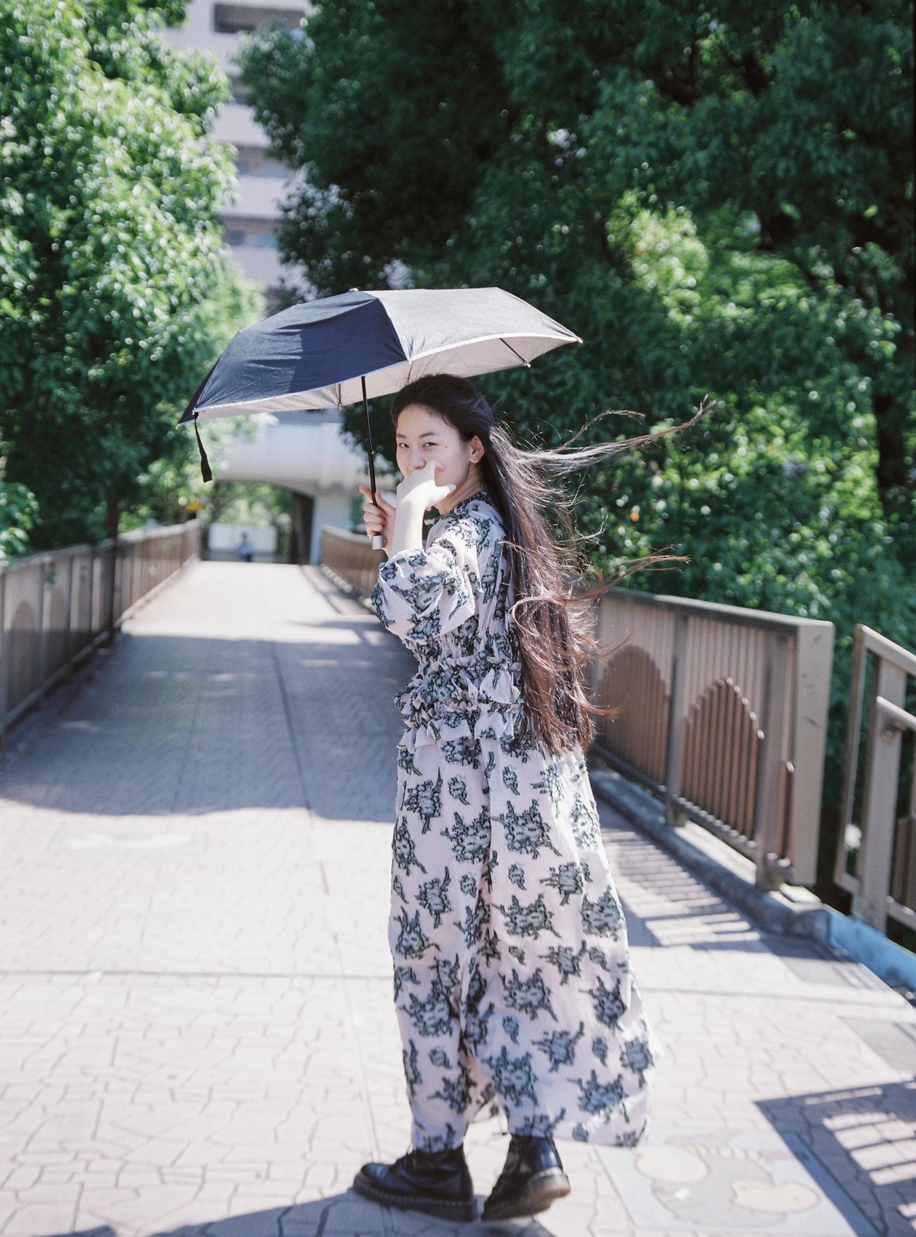 花柄のワンピースを纏った女性