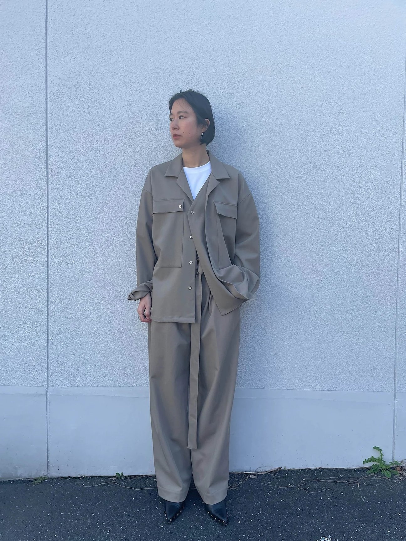 ベージュのセットアップを着ている女性モデル