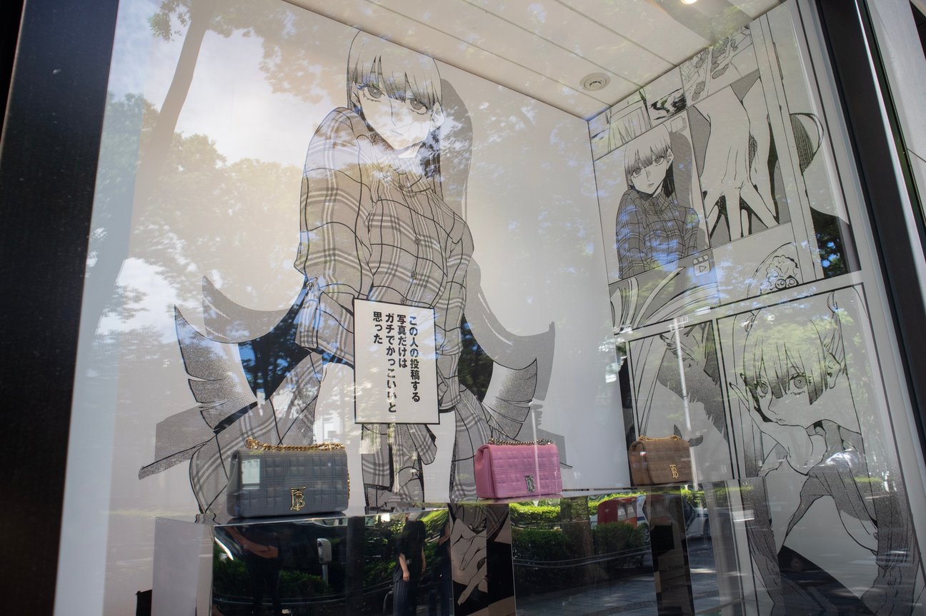 ブルーピリオドとコラボしたバーバリー表参道店内部の様子