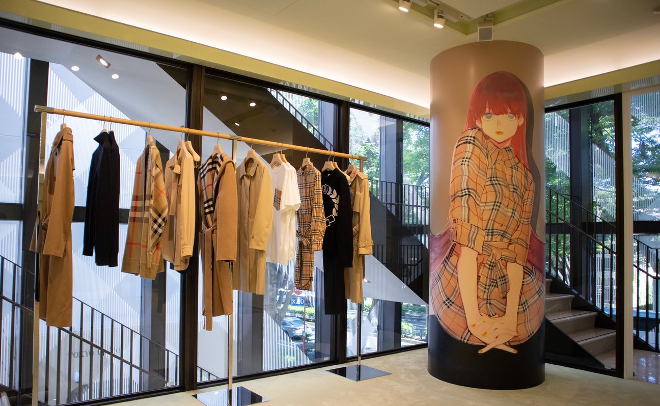 ブルーピリオドとコラボしたバーバリー表参道店内部の様子
