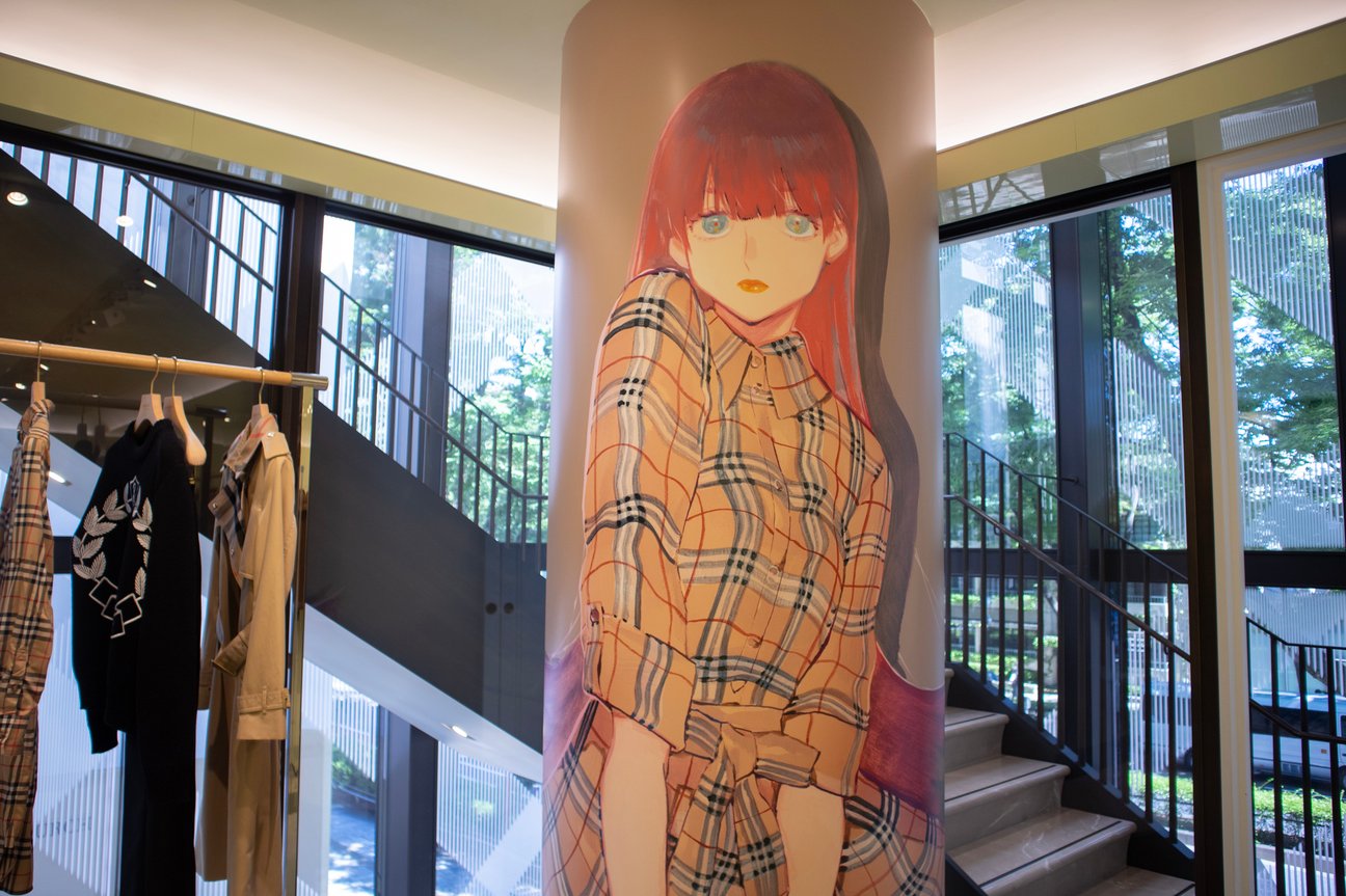 ブルーピリオドとコラボしたバーバリー表参道店内部の様子