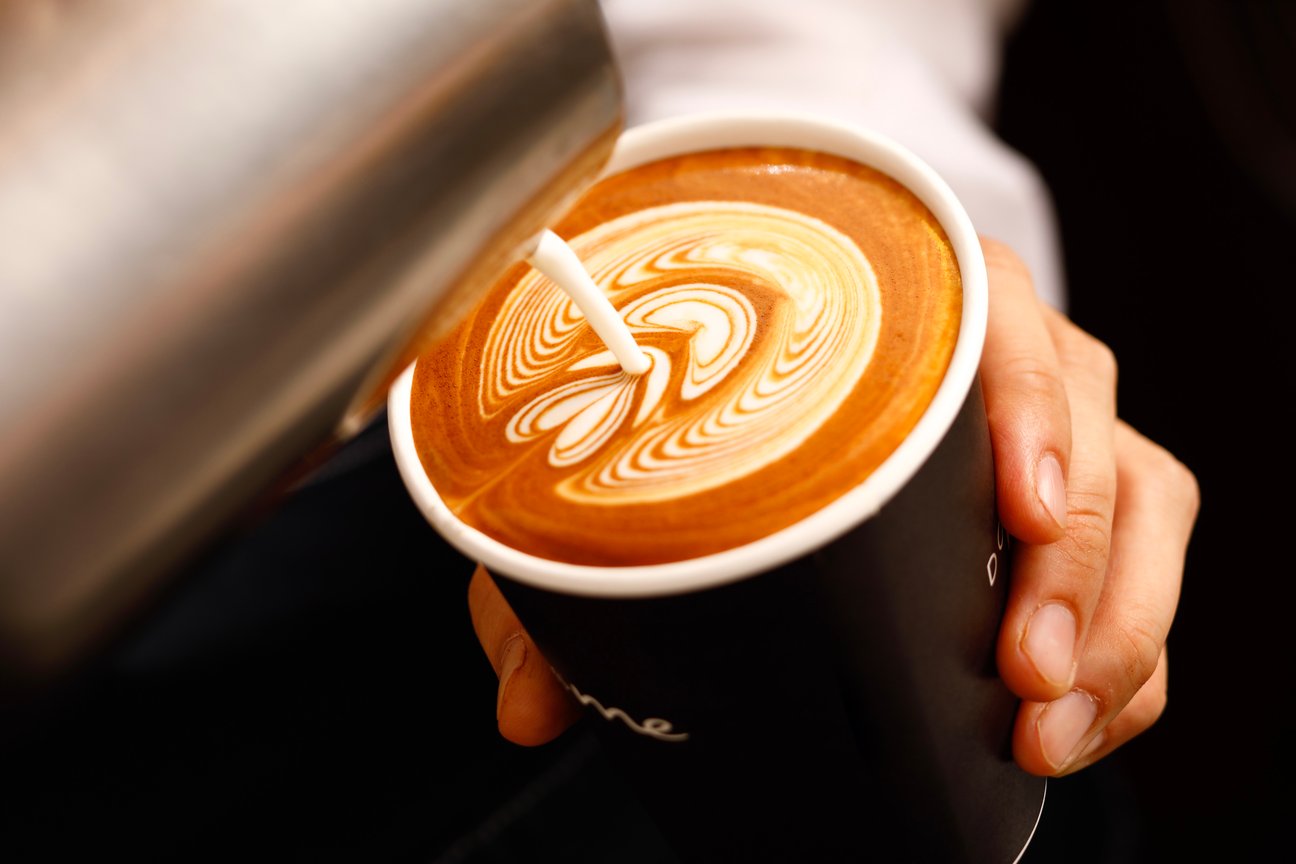 六本木のメルセデス・ベンツのブランドショップに併設するカフェ「ダウンステアーズ コーヒー」で提供しているカフェラテのラテアート