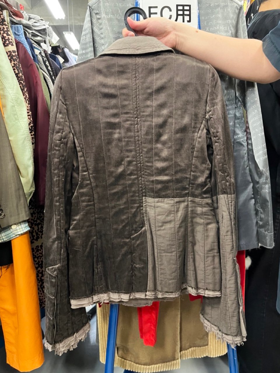 ブラウンのアウターのバックスタイル