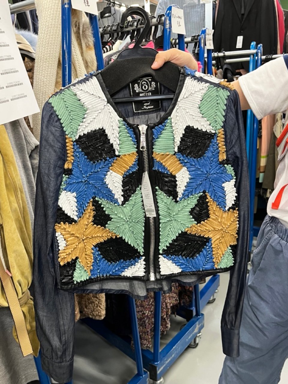 レザーコードがあしらわれたデニムジャケット