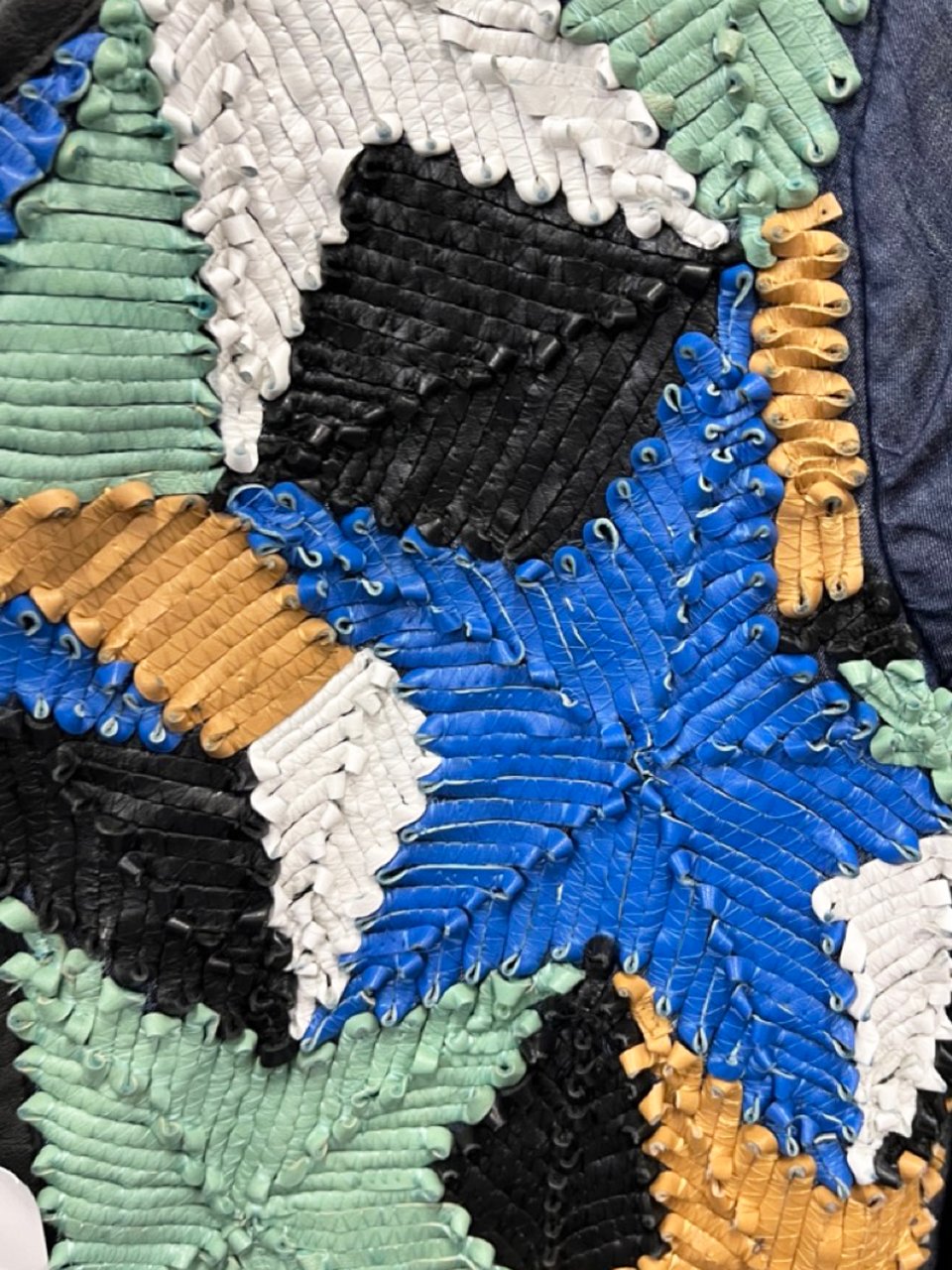 レザーのコード刺繍