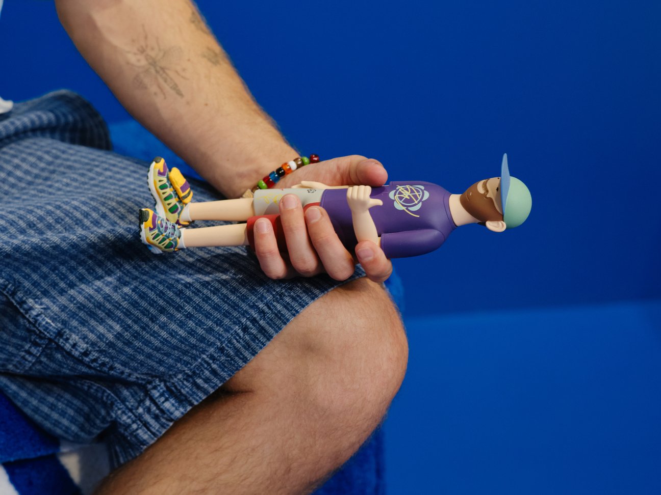 フィギュアを持つ男性の手