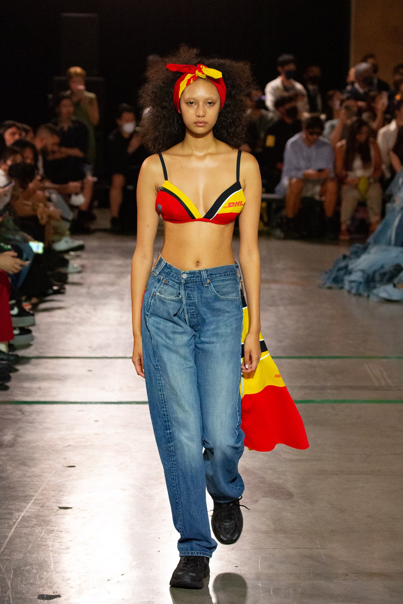DHLと協業して2023年春夏コレクションを発表したベーシックス