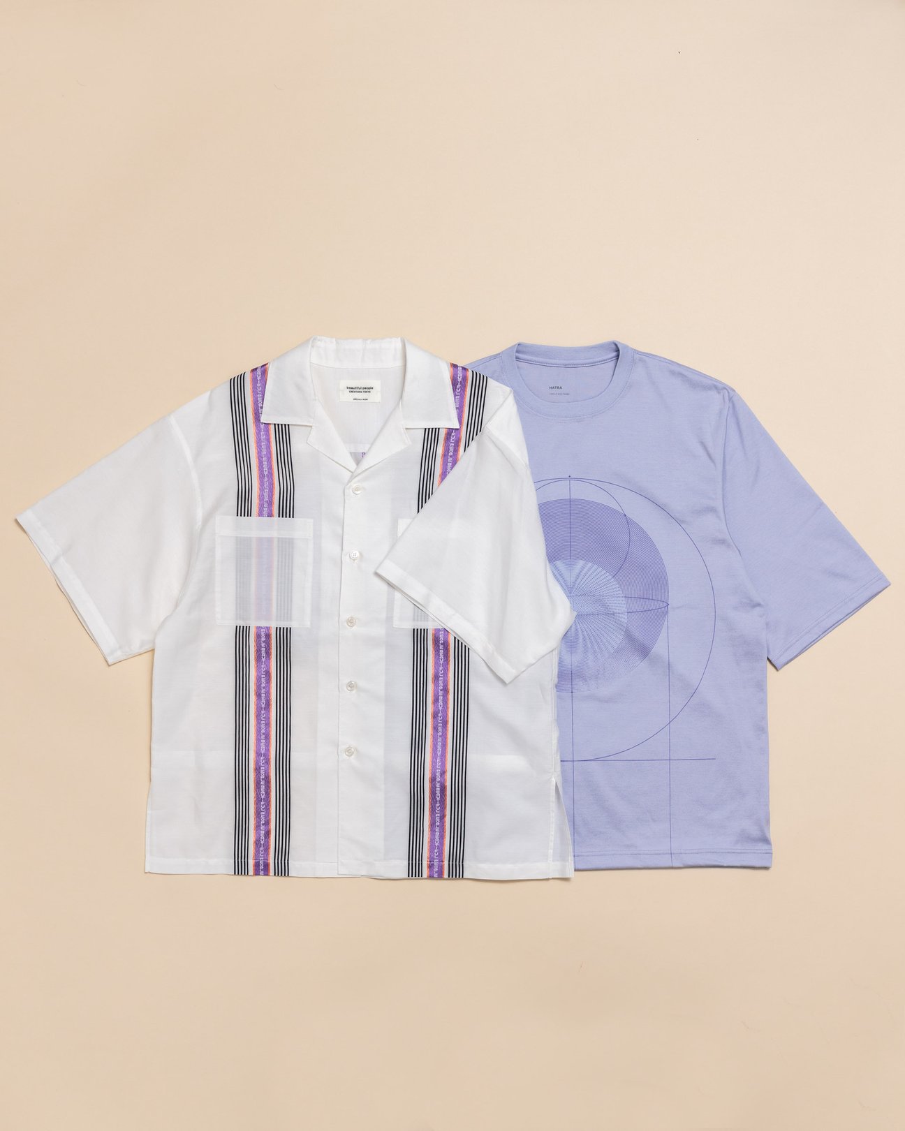 キューバシャツと紫のTシャツ