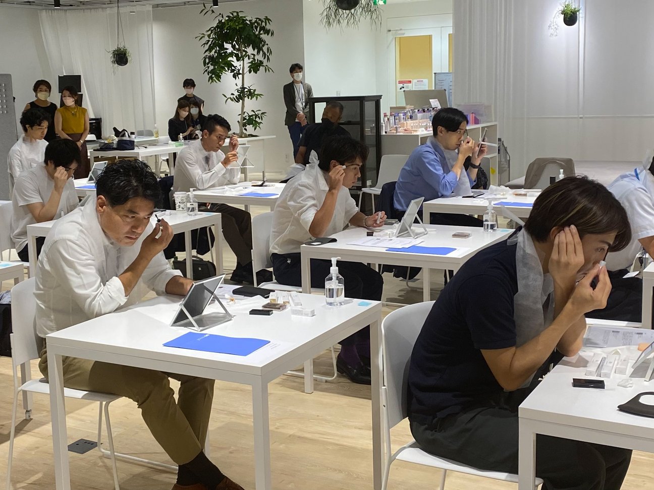 眉メイクをする男性たち