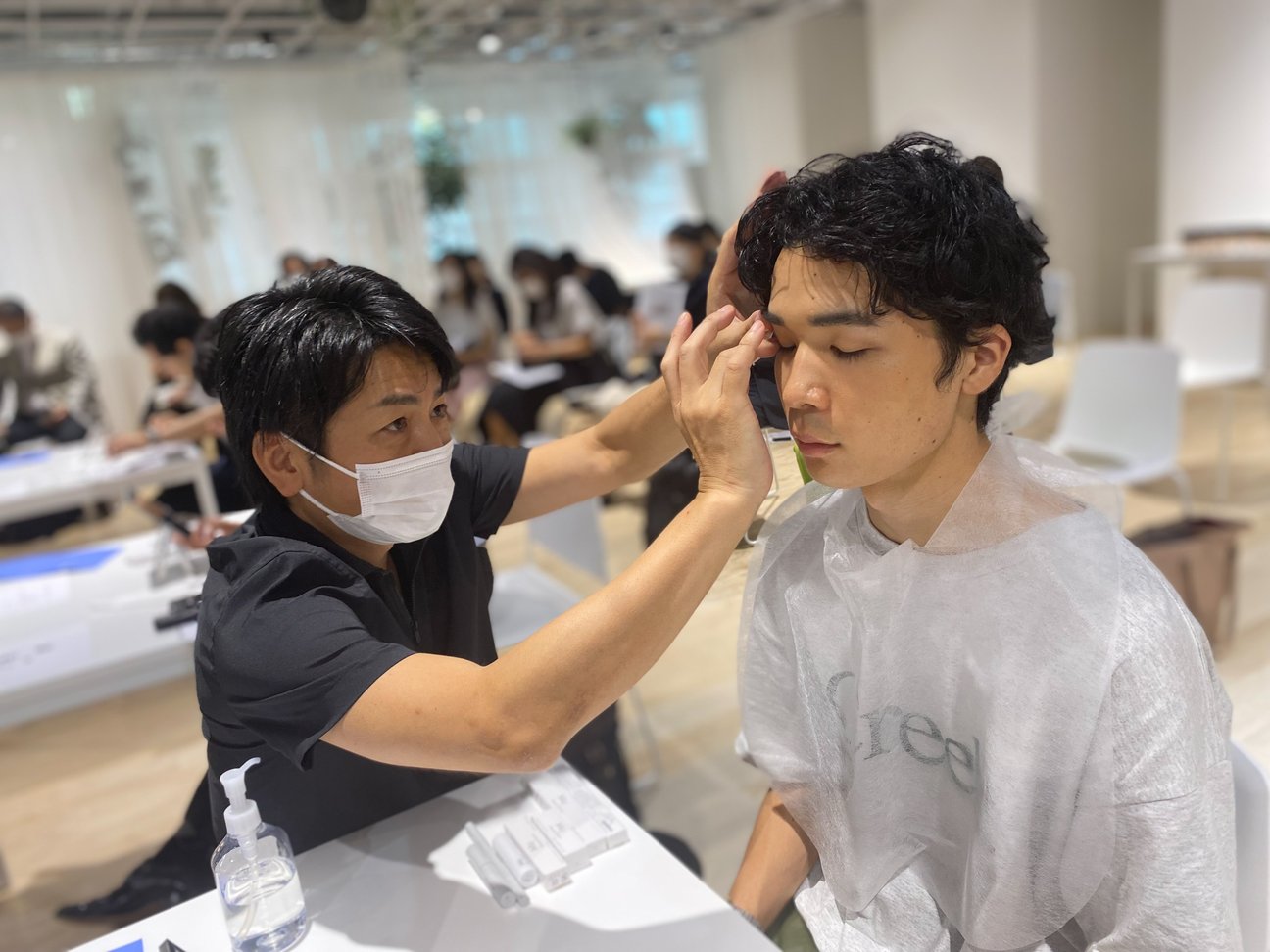 アイメイクをしてもらっている男性