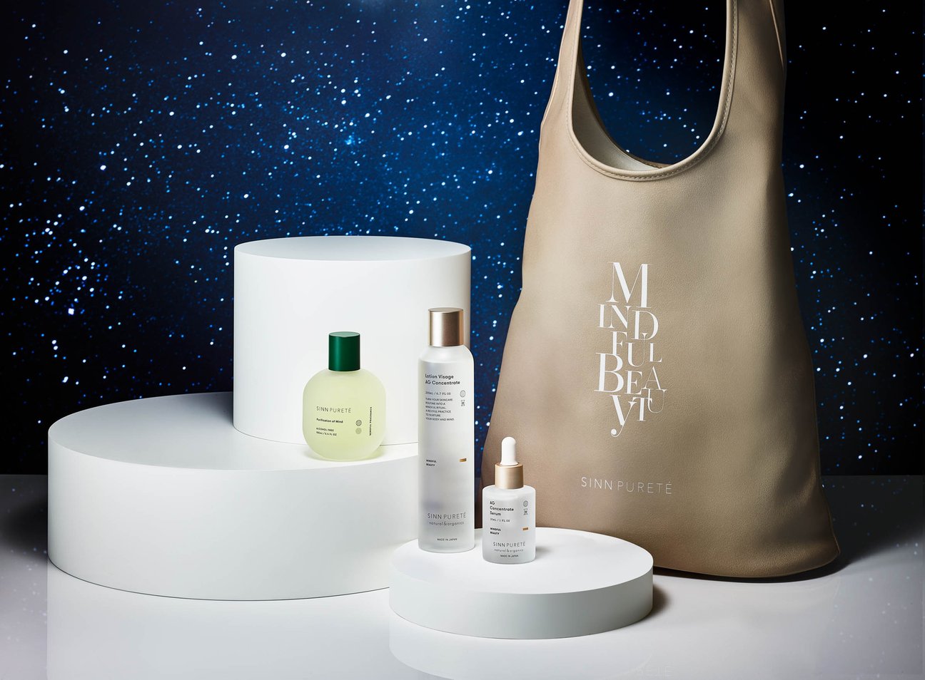 星空の背景に並ぶスキンケア品