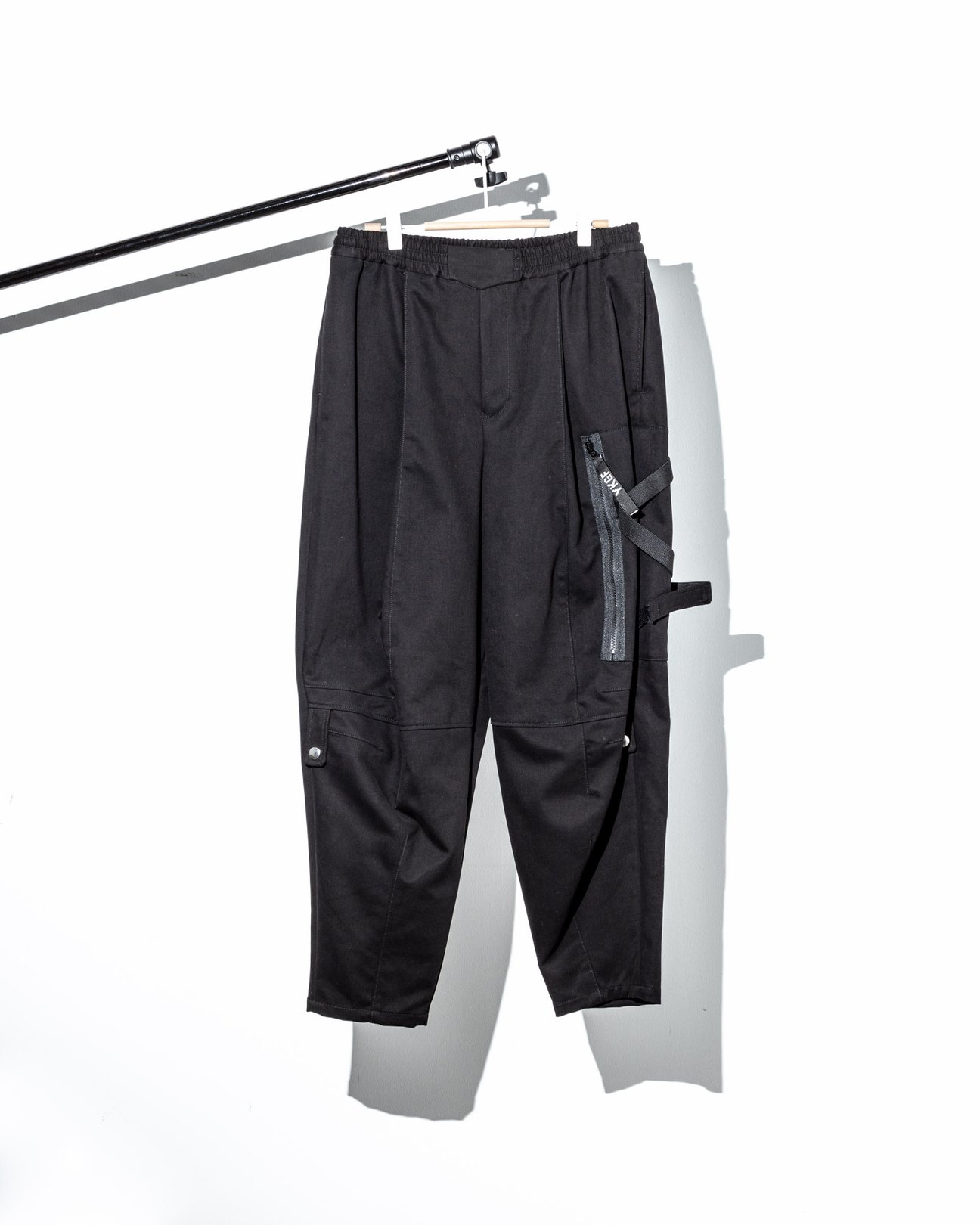 ヨシオクボの黒のテーパードパンツ