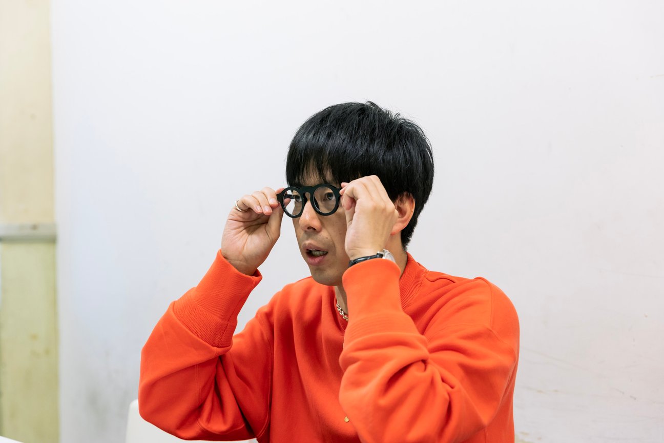 吉本興業所属お笑いコンビコットンの西村真二