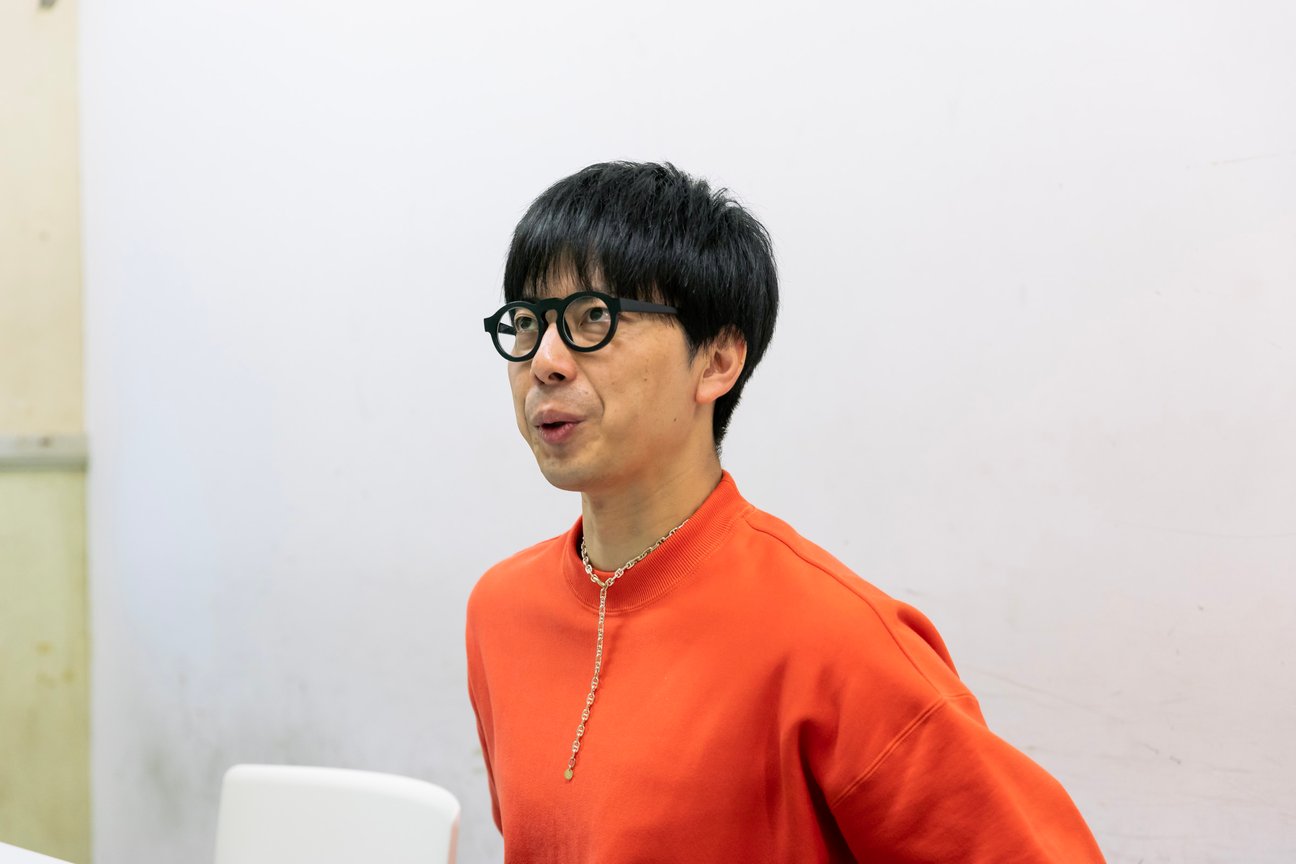 吉本興業所属お笑いコンビコットンの西村真二