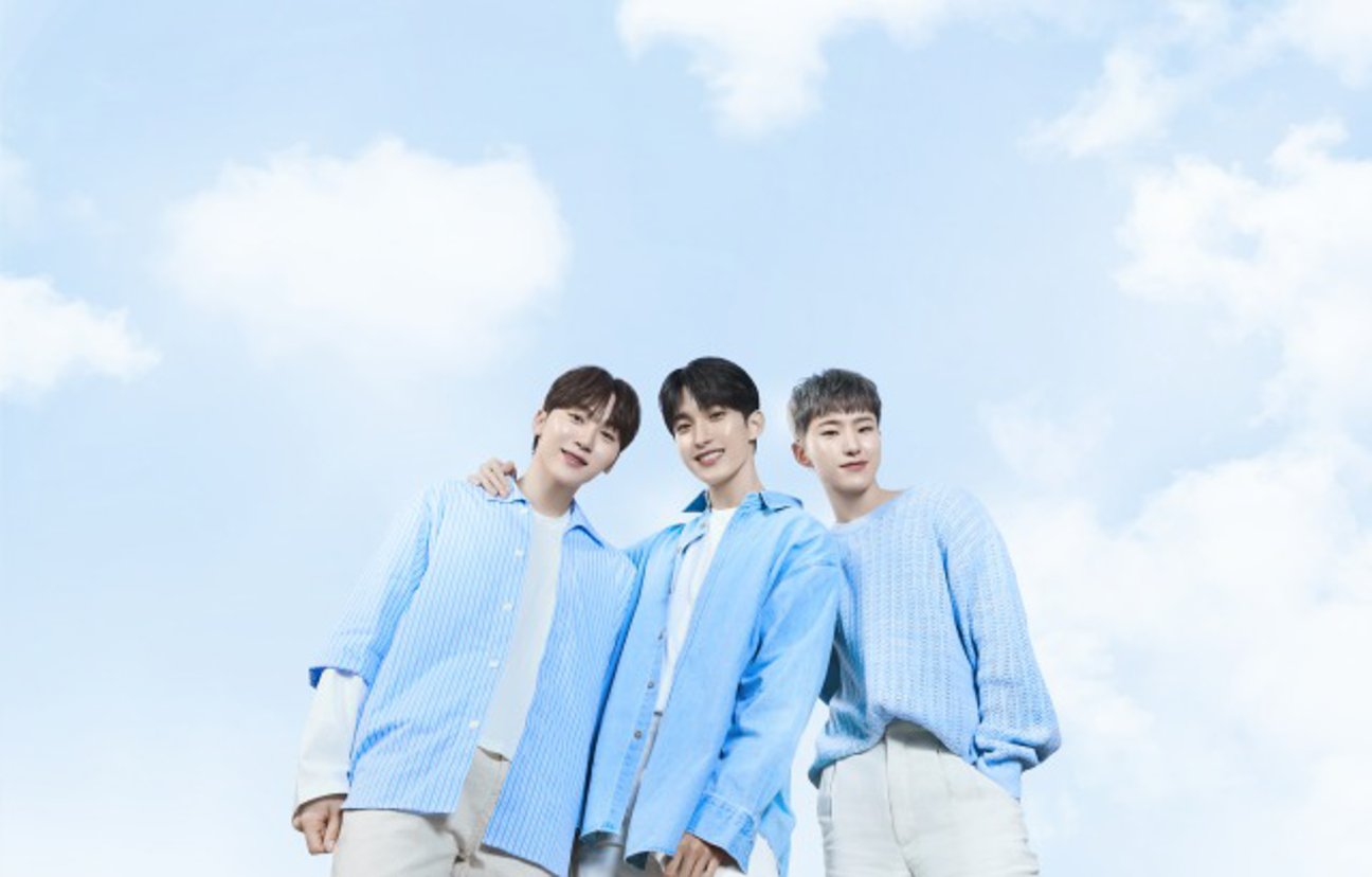 水色の服を着た3人の男性