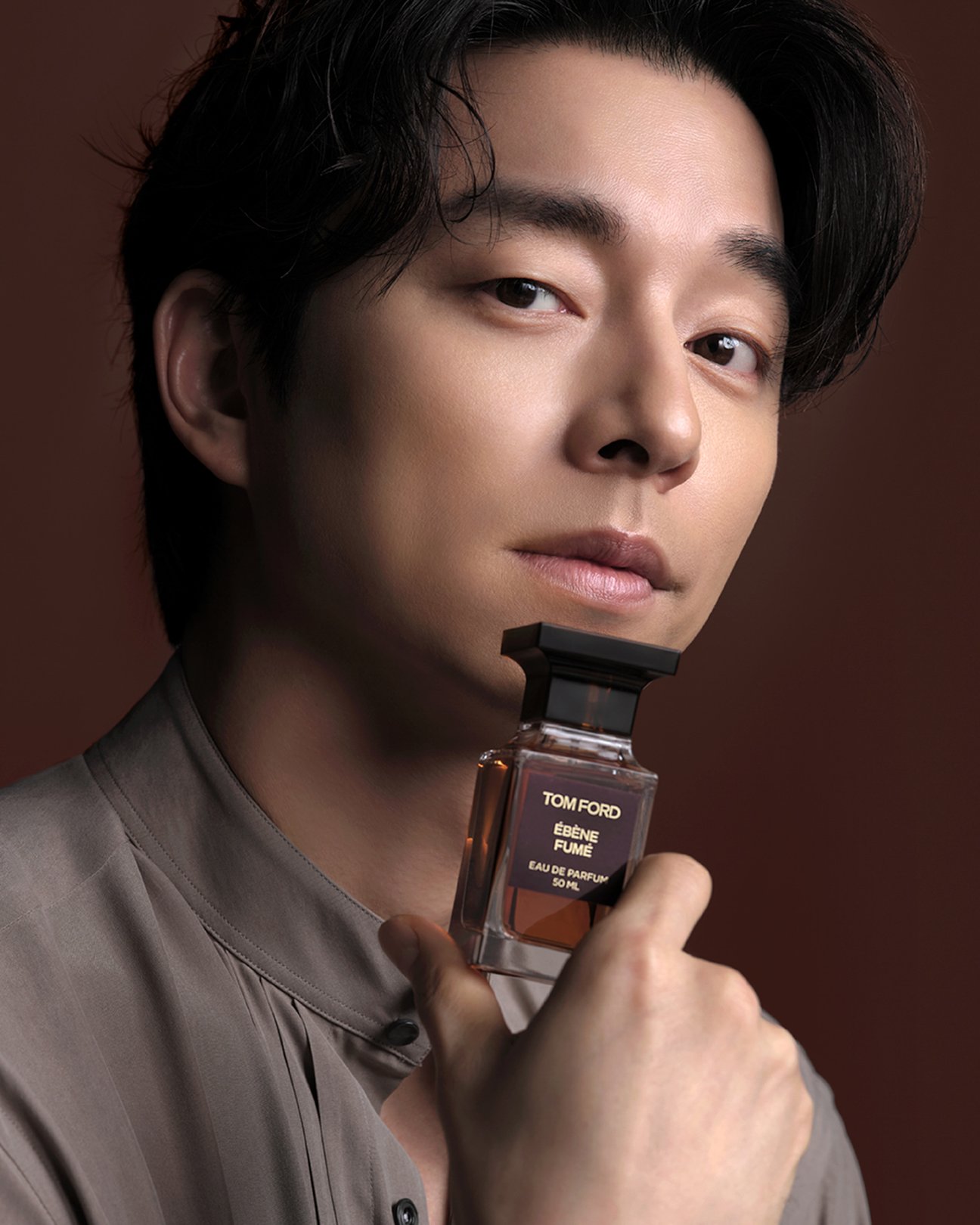 黒いタートルネックを着た男性