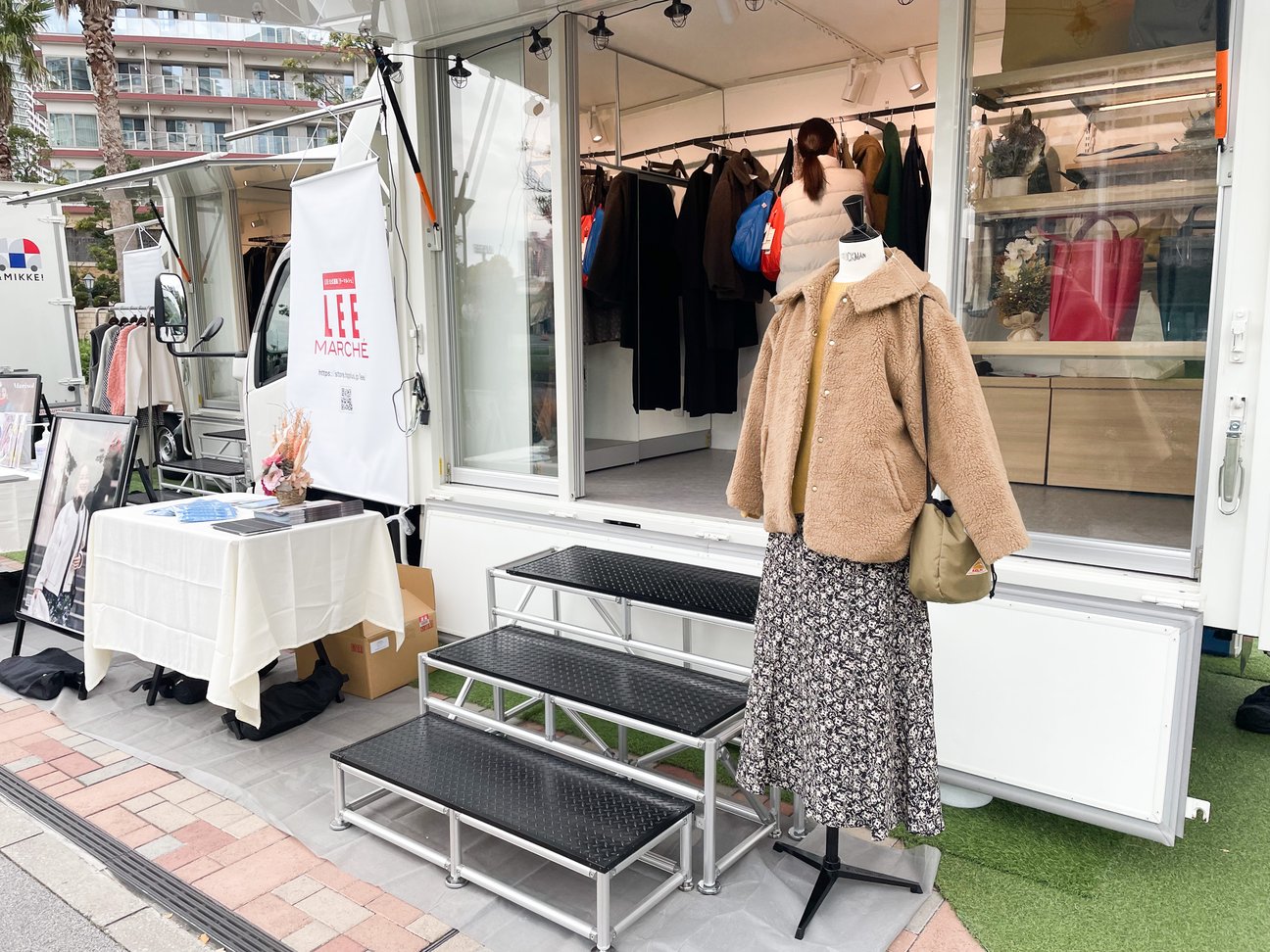集英社の移動販売車