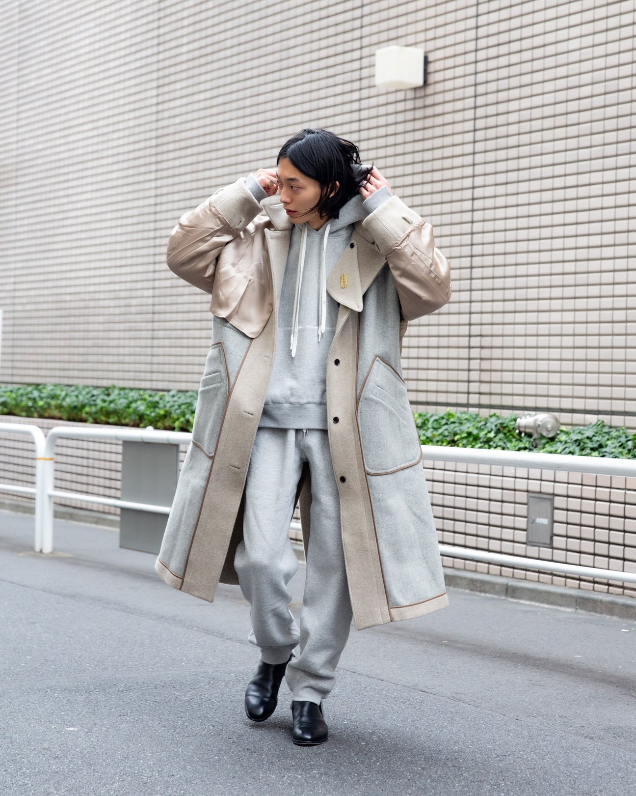 タナカのグレーのスウェットパンツを履いた男性モデル