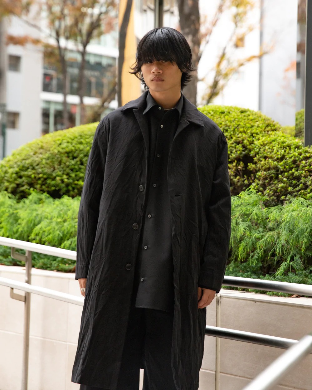 th productsのブラックのあオーバーサイズシャツを着た男性モデル