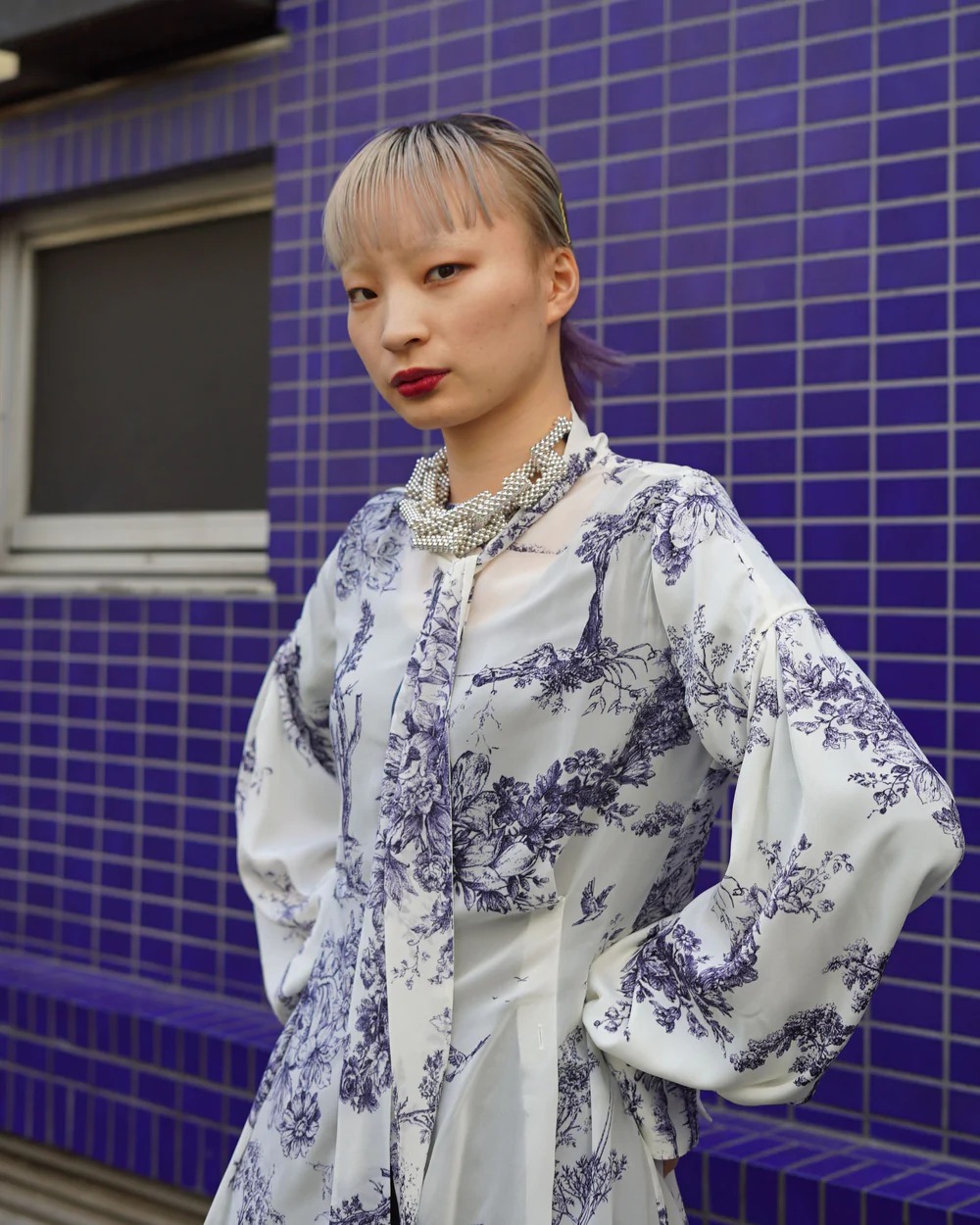 ミスターイットのプリントブラウスを着た女性モデルのバストアップ