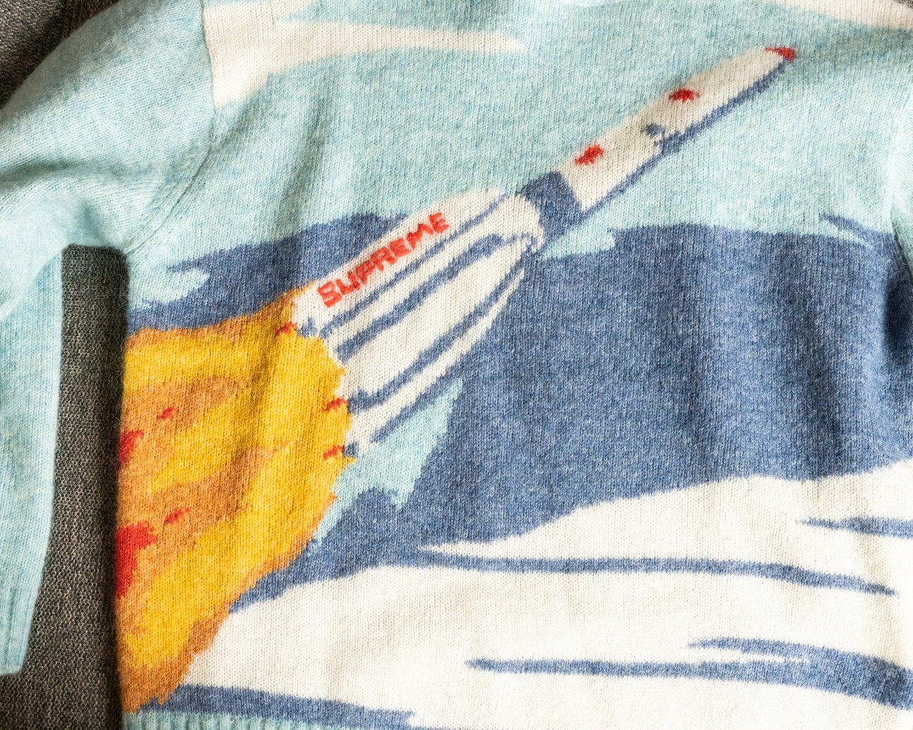 「Supreme ロケットセーター」寄り画像