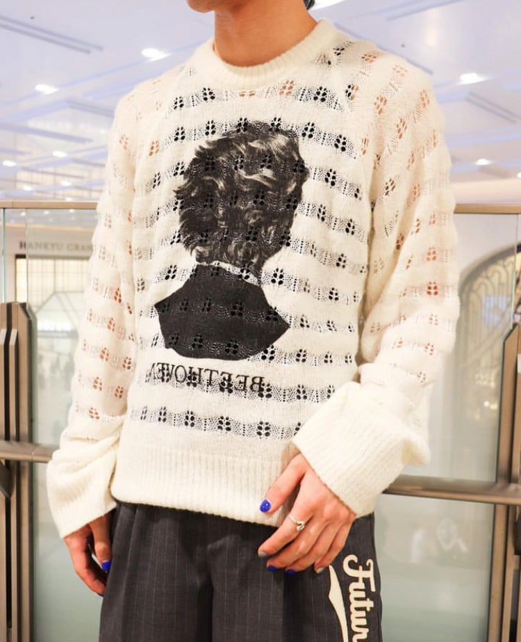 グラフィックをあしらったロングスリーブのトップス