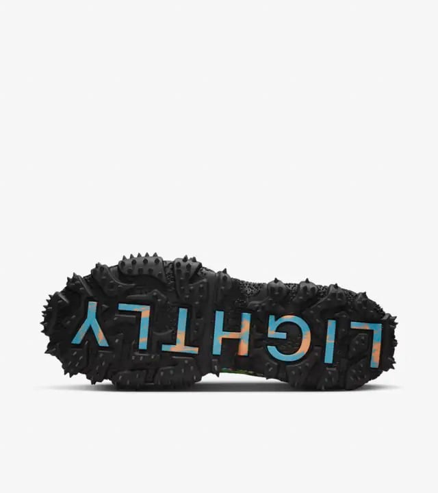 「LIGHTLY」の文字を配したスニーカーのアウトソール
