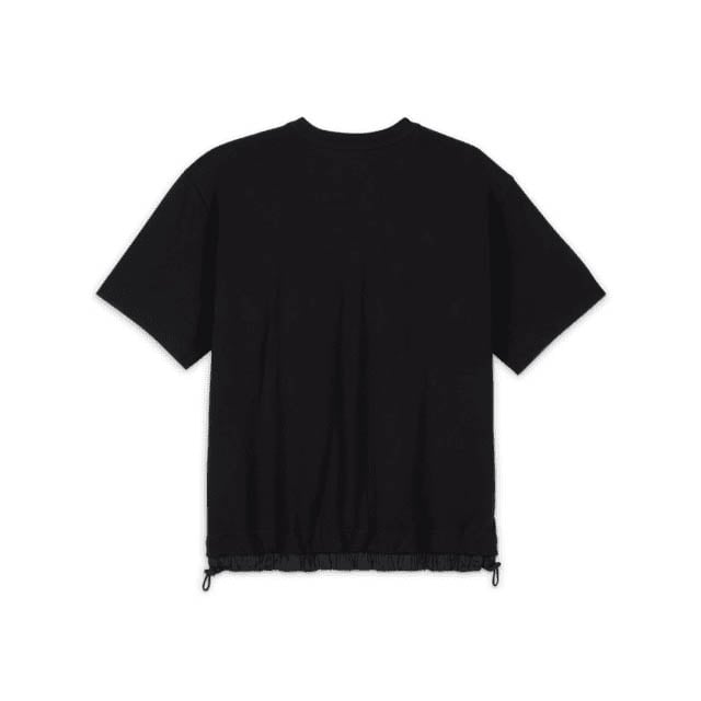 ジップポケットとドローコードを配した半袖Tシャツ