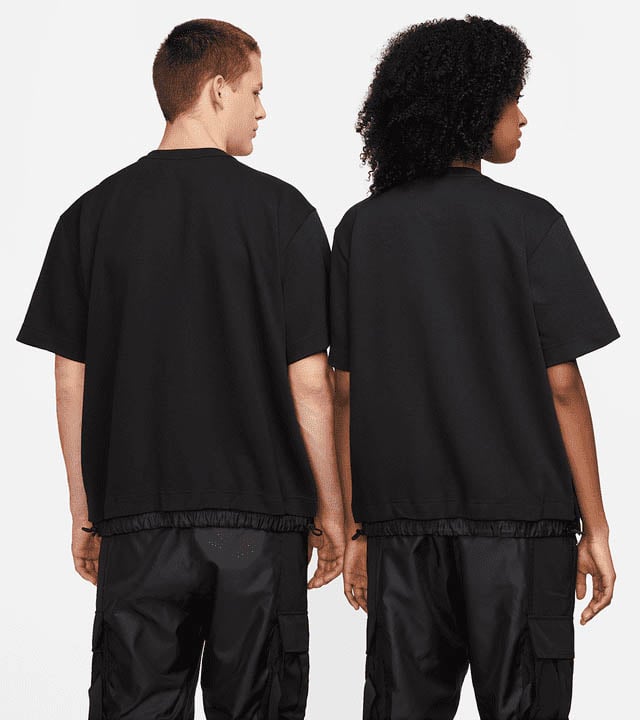 ジップポケットとドローコードを配した半袖Tシャツ