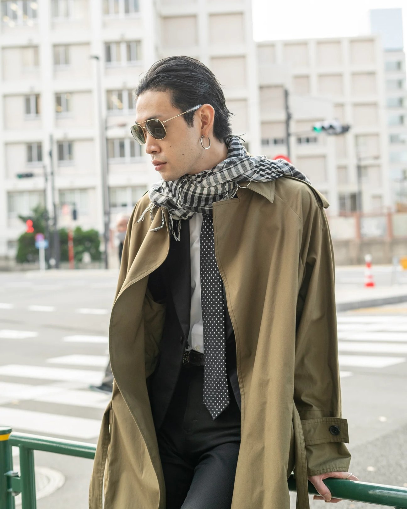 ポステレガントのコートを着た男性モデルのバストアップ写真