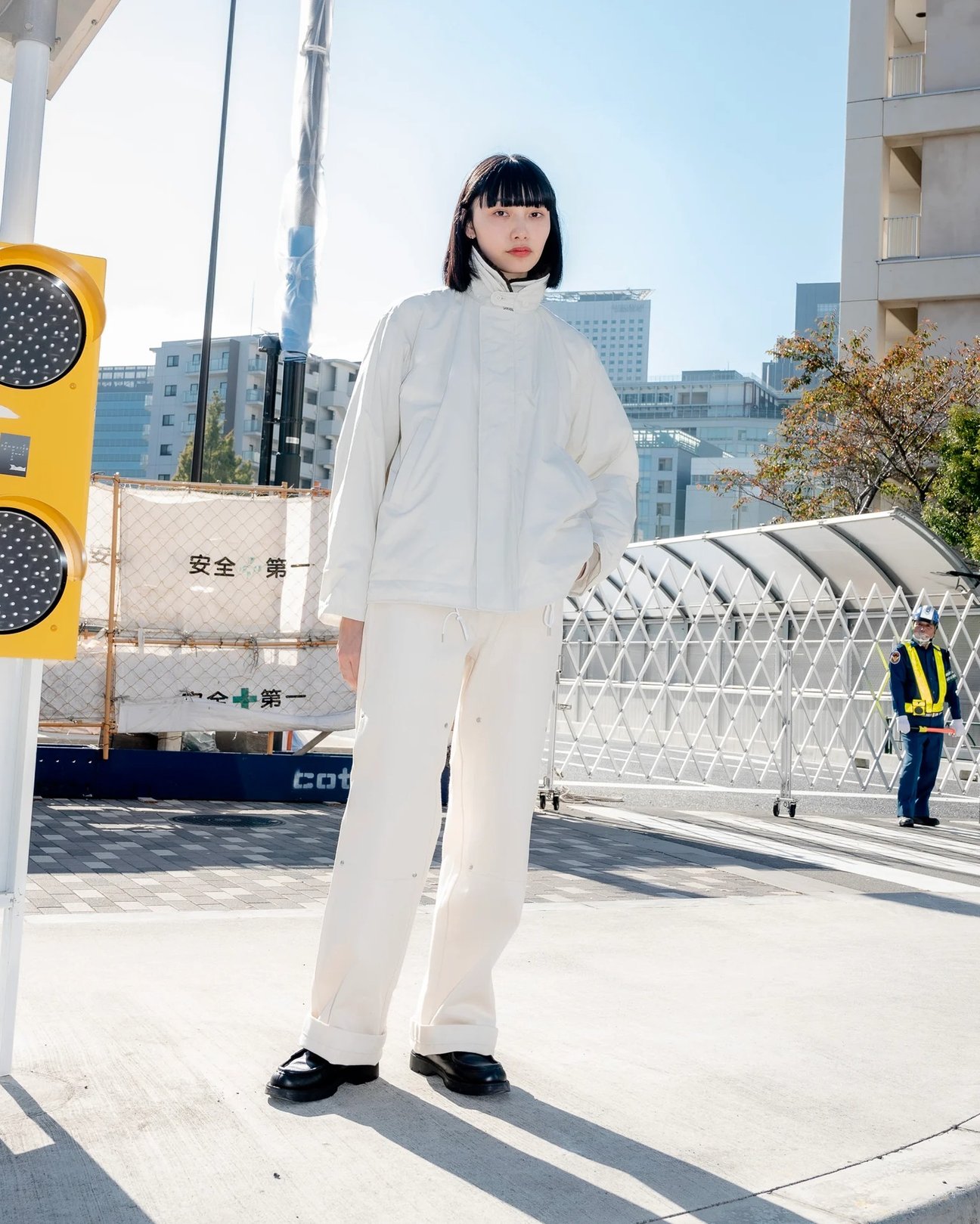 ATONのデッキジャケットを着た女性モデル