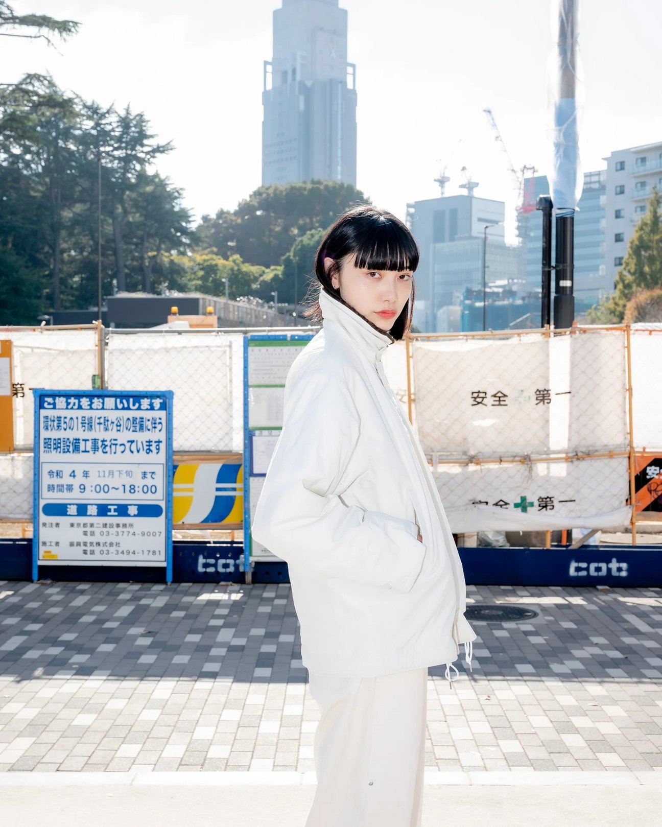 ATONのデッキジャケットを着た女性モデルの横向きver