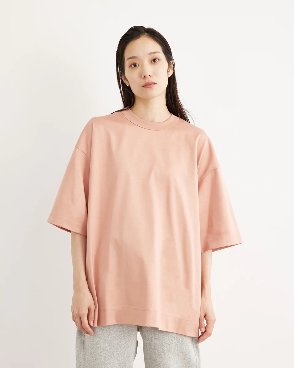チノのピンクのTシャツを着た女性