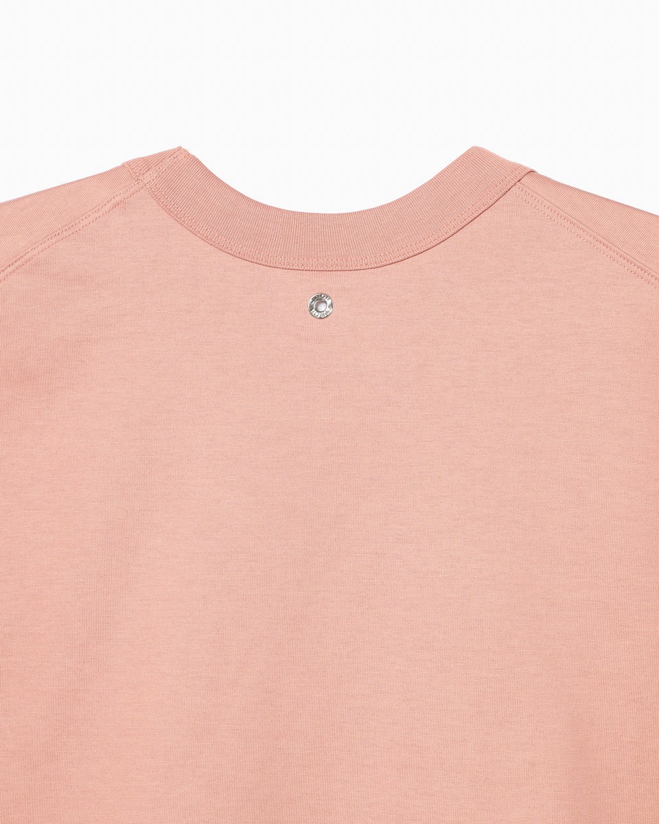 チノのピンクのTシャツ