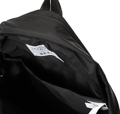 ブラックで統一されたバックパック ポケット中