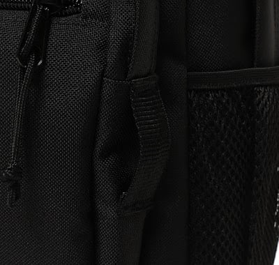 ブラックで統一されたバックパック ストラップ